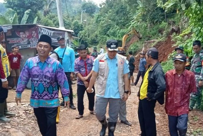 Bantu Warga Terdampak Banjir dan Longsor, Bupati Dendi Ramadhona Segera Gencarkan Penanganan
