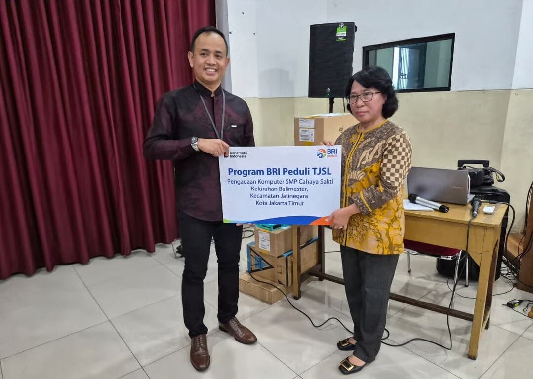 BRI Otista Region 6/Jakarta 1 Salurkan CSR berupa Komputer untuk SMP Cahaya Sakti
