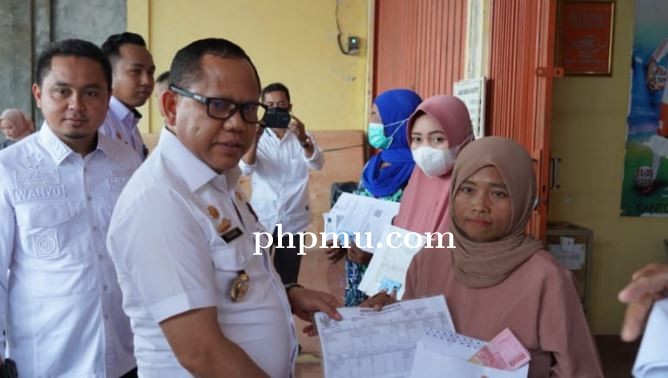 Penjabat Bupati Mesuji Sulpakar Menyerahkan 18.286 BLT BBM dan Bansos Bulan September Tahun 2022