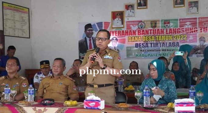 Penjabat Bupati Mesuji Sulpakar Didampingi Ketua TP PKK Mesuji Ny. Pori Karlia Sulpakar Melakukan Ku