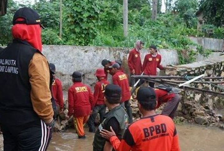 Wali Kota Eva Dwina bersama sejumlah OPD Pemkot Bandar Lampung tinjau drainase di Panjang