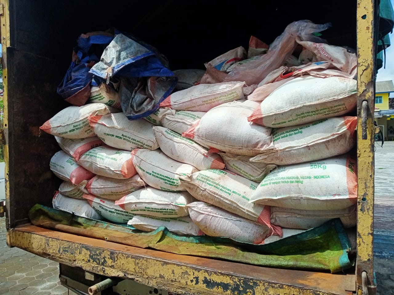 Polisi Bongkar Pengoplos Pupuk Rumahan di Palas Lamsel, Sita 10 Ton Pupuk Siap Edar ke Palembang