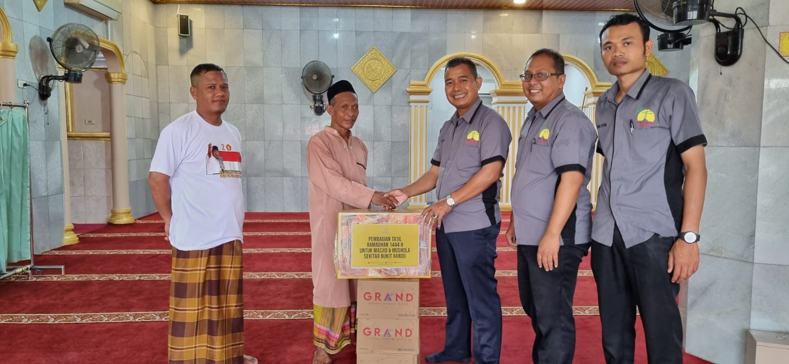 Hotel Bukit Randu Bagi Takjil Ke Masjid Dan Mushalla Disekitaran Hotel