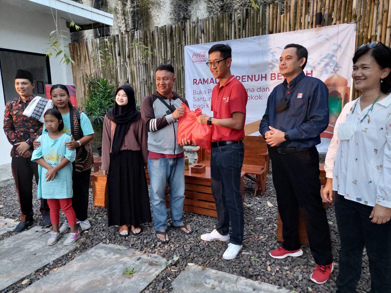 CCEP Indonesia dan KFC Indonesia Selenggarakan Buka Bersama dan Donasi Bahan Pokok kepada Masyarakat