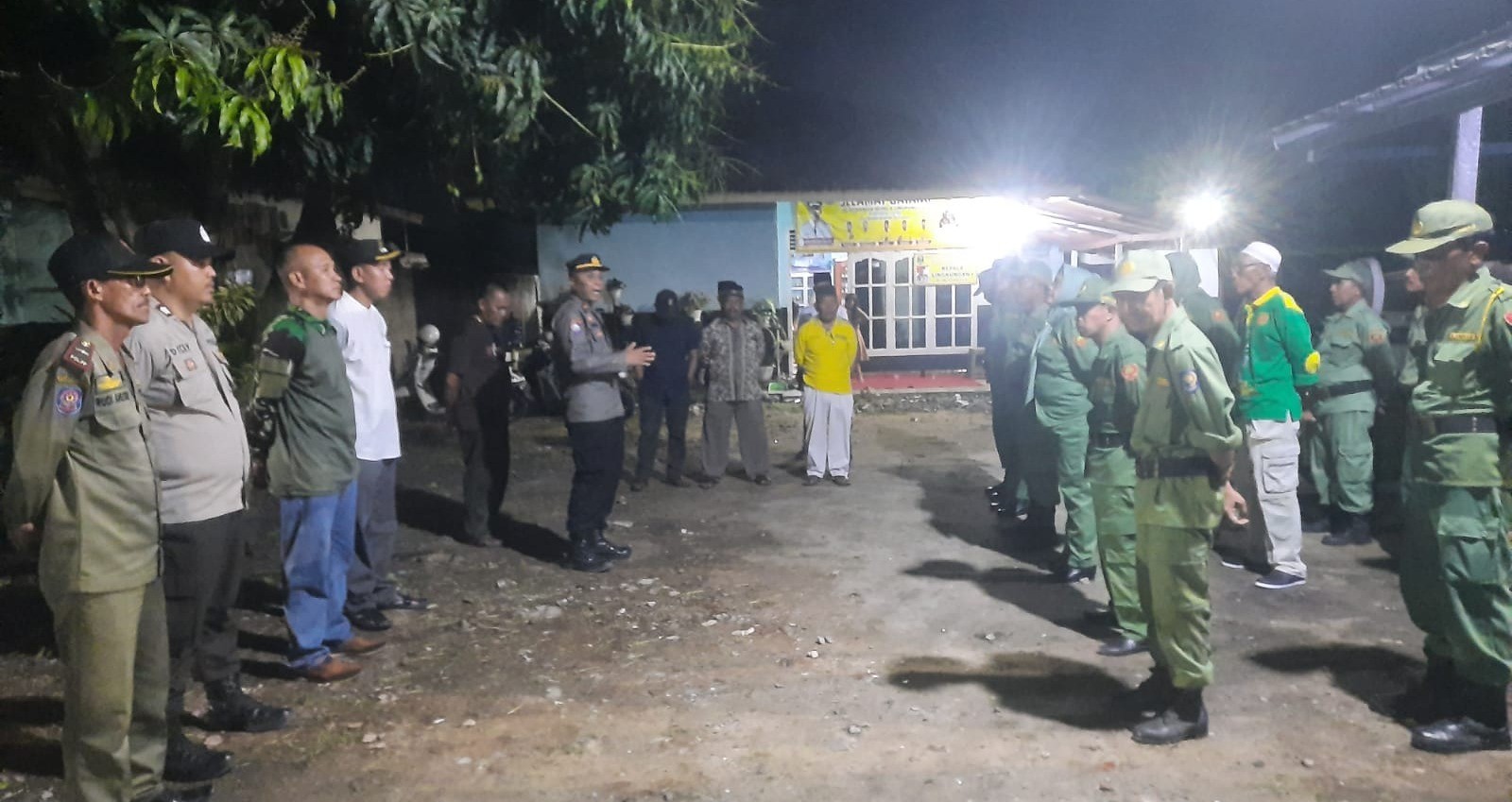 Tingkatkan Keamanan, Kasat Binmas Polres Lampung Tengah Cek Pos Kamling