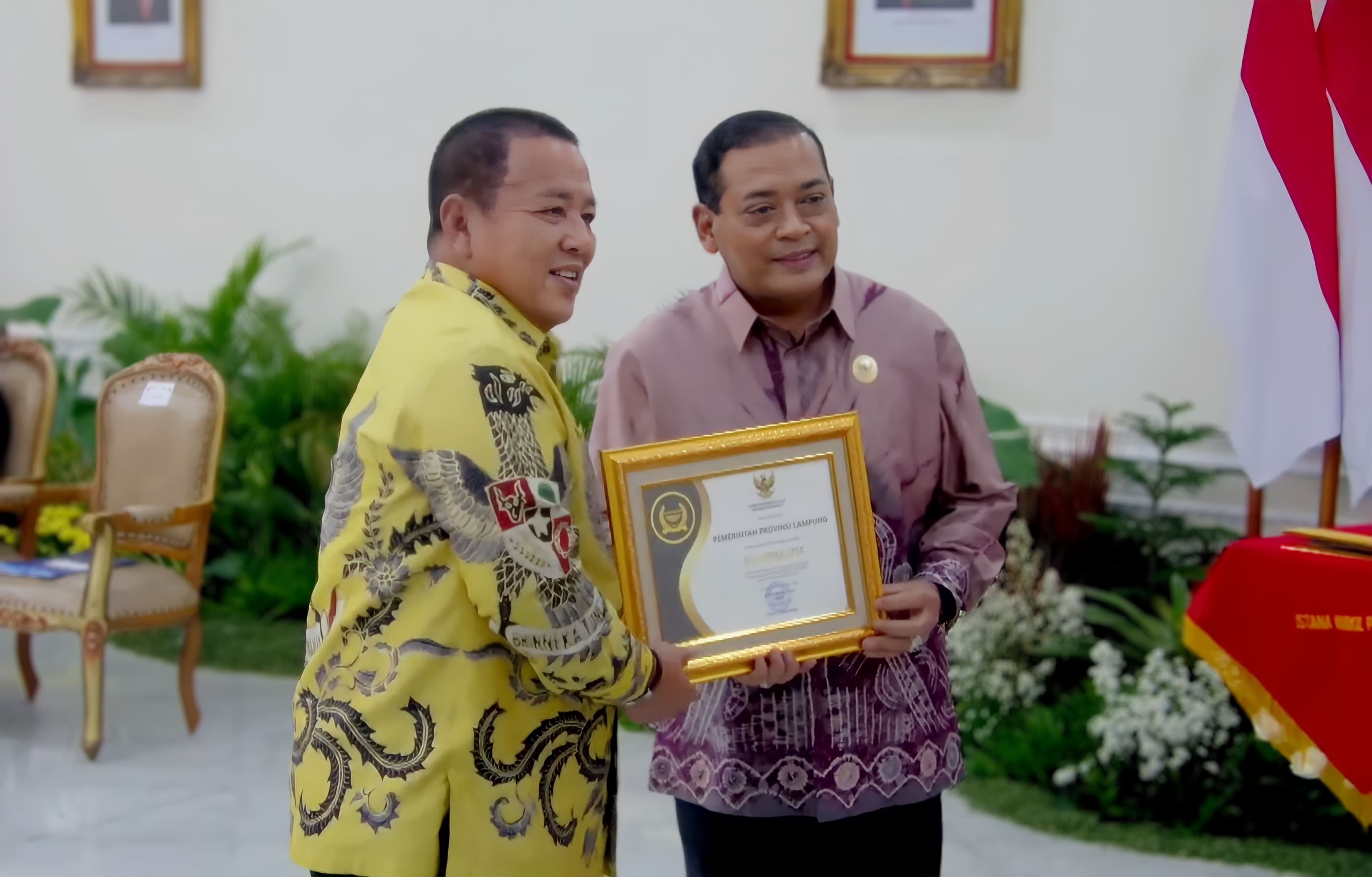 Gubernur Arinal Djunaidi Terima Anugerah Keterbukaan Informasi Publik Tahun 2023