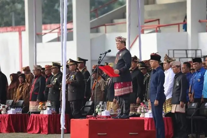 Ketua DPRD Lamsel, Hendry Rosyadi Bacakan Teks Proklamasi di HUT Ke-79 RI