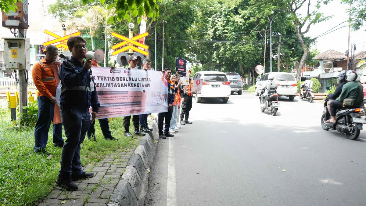 KAI Daop 8 Surabaya dan KAI Properti Gencarkan Sosialisasi Keselamatan di Perlintasan Sebidang Jelan
