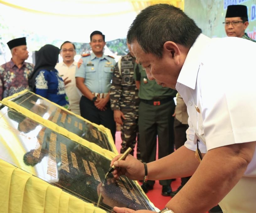 Gubernur  Lampung  Resmikan Pembangunan Jalan Mayjend. H.M Ryacudu