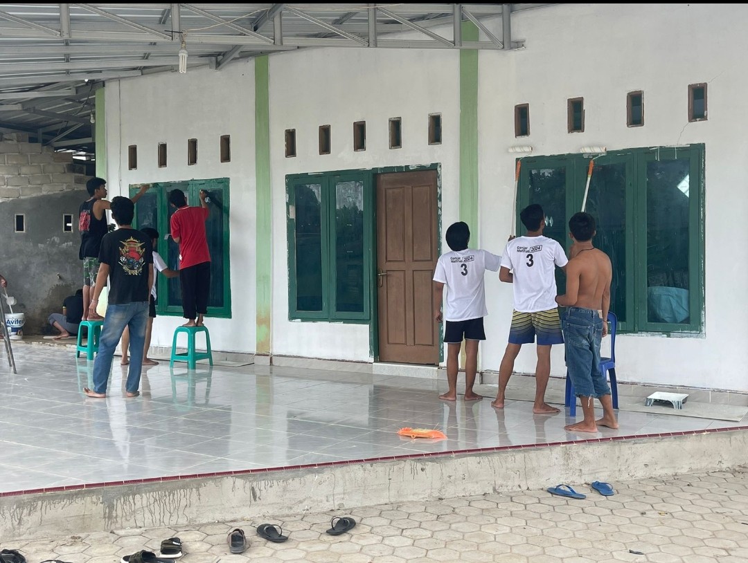 IM GANJAR Tulang Bawang Gotong Royong nge-Cat Tempat Ibadah