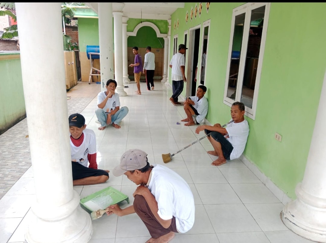 Relawan Ganjar Mahfud Melakukan Pengecatan Masjid Nurul Amal di Gebang Hilir Pesawaran