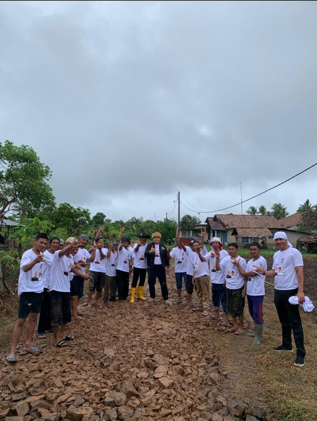 Relawan IM Ganjar dan Relawan Ganjar Mahfud Lampung Gotong Royong Perbaiki Jalan Lubuk Banjar Masin