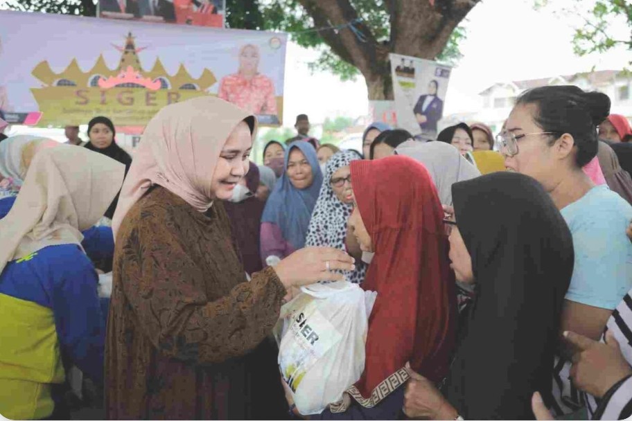 Ibu Riana Sari Senam Bersama dan Bagikan Sembako Program “Siger Berbagi” kepada Warga