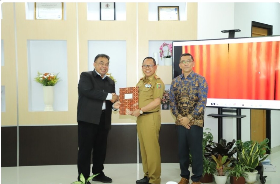 Pemprov Lampung Hibahkan Meja Laboratorium Berstandar Internasional ke Unila