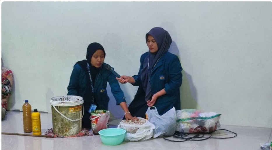 Mahasiswa KKN Unila Sosialisasi dan Praktik Pembuatan Pupuk Organik Cair dari Gedebong Pisang