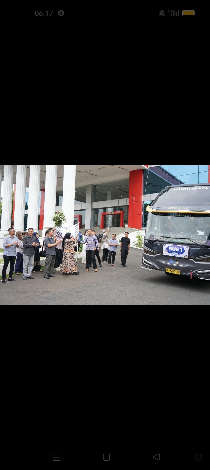 Walikota Eva Dwiana Melepas Keberangkatan Peserta Wisata Rohani
