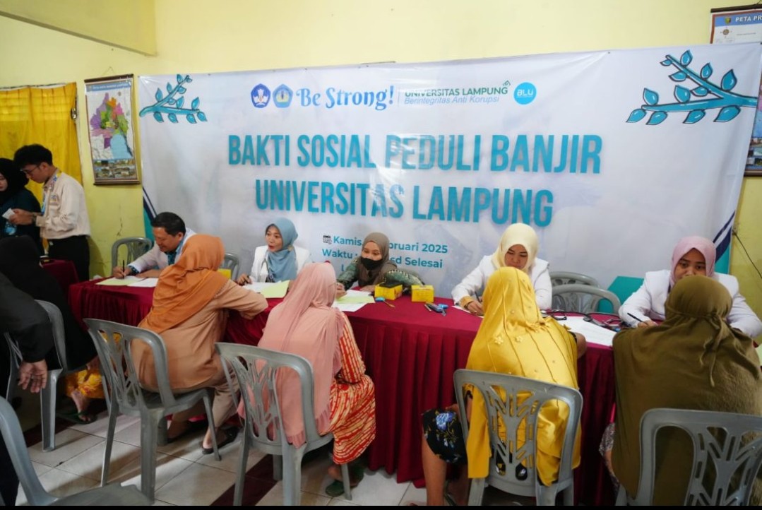 Unila Gelar Bakti Sosial bagi Korban Banjir di Cimeng