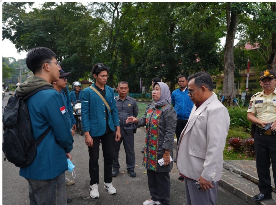 Rektor Lepas Keberangkatan Mahasiswa Sampaikan Aspirasi Damai di DPRD Lampung