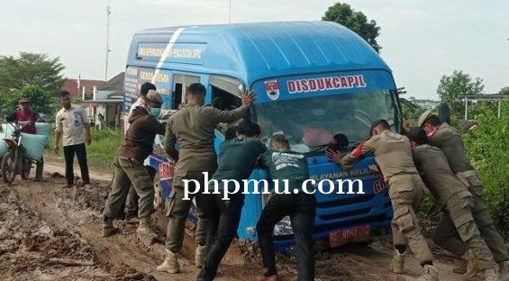 Minibus Layanan Adminduk Disdukcapil Mesuji Terjebak di Jalan Berlumpur