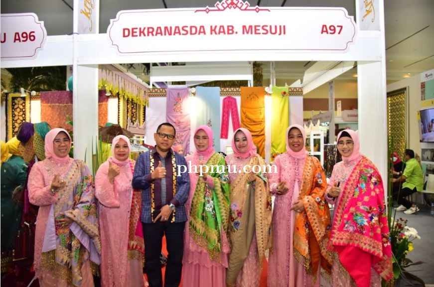 Penjabat Bupati Mesuji Sulpakar Dan Ny. Pori Karlia Sulpakar Hadiri Pameran Kerajinan Nusantara