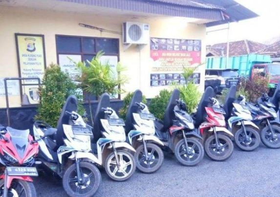 Polisi membekuk enam orang komplotan penadah motor hasil pencurian di Kecamatan Kalirejo