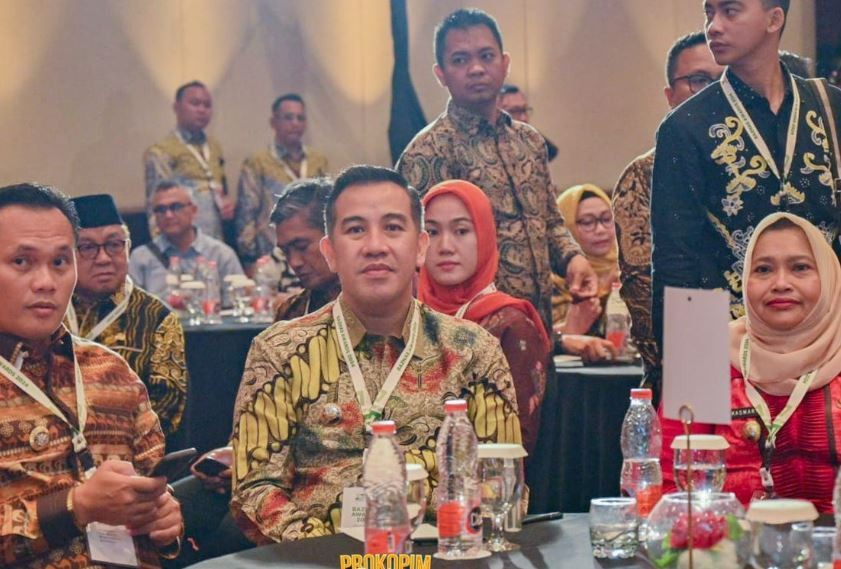 Bupati Kabupaten Pesawaran Dendi Ramadhona dianugerahi penghargaan oleh Badan Amil Zakat Nasional