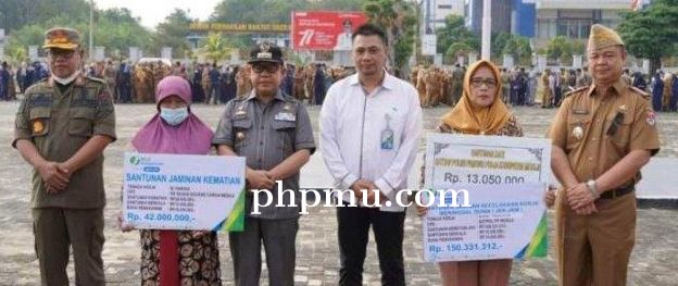 Pj Bupati Mesuji Lampung Sulpakar Serahkan Santuan Kematian dan Kecelakaan 2 Honorer