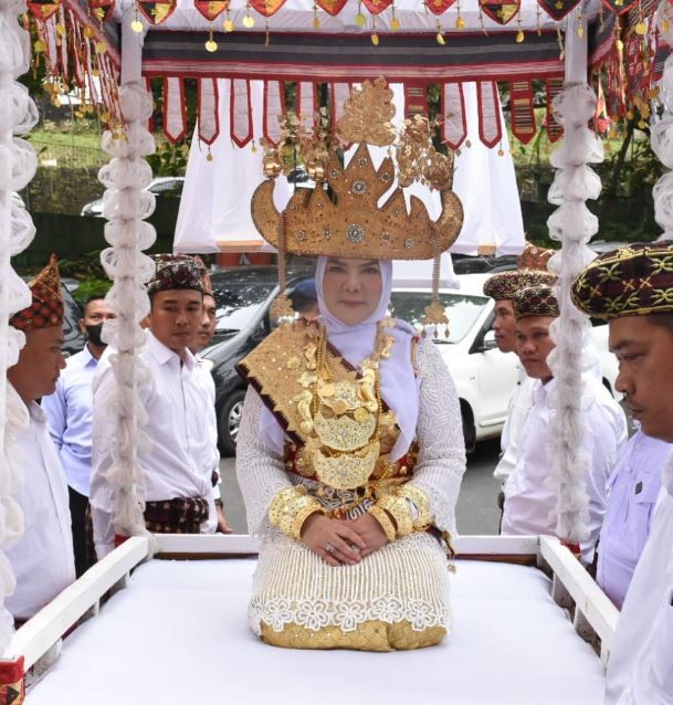 Walikota Bandar Lampung Lakukan Prosesi Angkon Muakhi