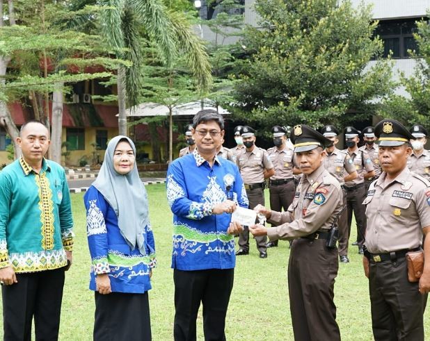 Pemberian Tali Asih kepada Komandan Satpam Unila Bapak Sugiyono