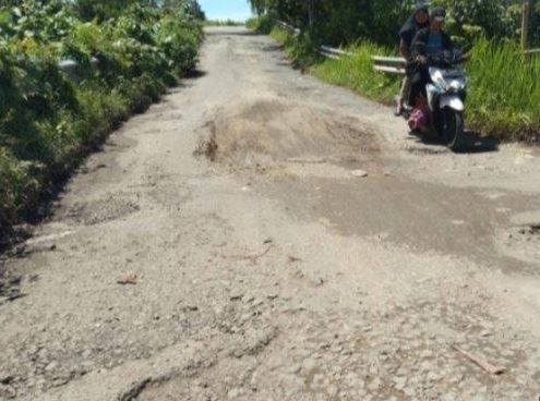 Tak Digubris Pemerintah, Jalan Rusak di Pasar Krui Lampung Belum Ada Perbaikan