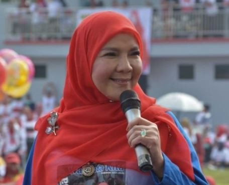 Walikota Bandar Lampung Hj.Eva Dwiana serahkan bantuan biaya kepada Muhammad 