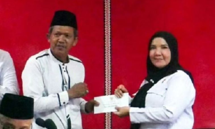 Walikota Eva Dwiana Serahkan Bantuan Dana Hibah Untuk Masjid di 20 Kecamatan 