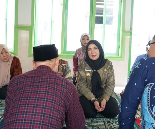 Walikota Bandar Lampung Menyalurkan Bantuan Warga Korban Bencana Kebakaran