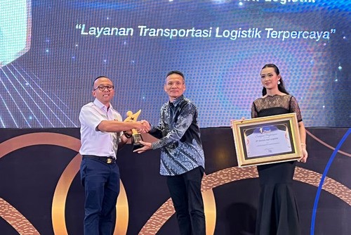 KAI Logistik Sabet Penghargaan Radar Surabaya Award 2025 Sebagai Penyedia Layanan Logistik Terpercay