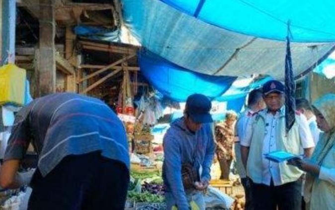 Pemkab Pesawaran Lampung menggelar pengecekan harga dan bahan pokok di empat pasar.