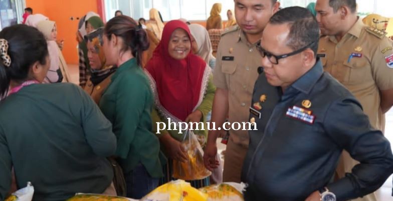 Penjabat Bupati Mesuji Sulpakar Tinjau Operasi Pasar Murah