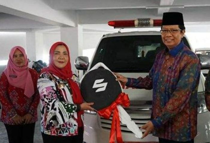 Langkah cepat Wali Kota Eva Dwiana langsung turun meninjau perbaikan tanggul jebol di Bandar Lampung